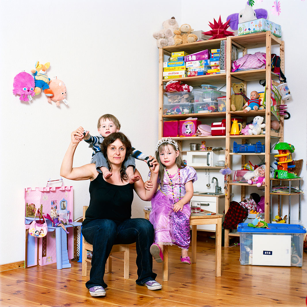 Mutter mit Kindern in ihrem Spielzimmer